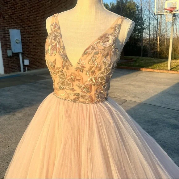 Elegant Wedding, Prom or Pageant dress. - Picture 5 of 9